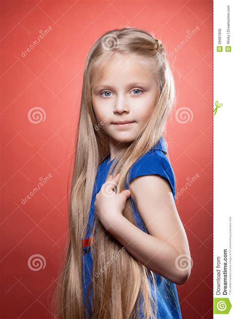 Je suis une personne énergique et positive. Bella Bambina Bionda Con I Capelli Lunghi Fotografia Stock ...