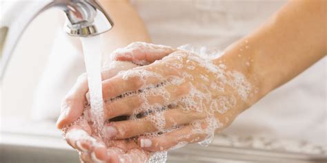Gosok setiap jari dan ratakan sabun dengan tangan celah jari sempurna 4. Cuci Tangan Pakai Sabun: Cara Mudah Cegah Penyakit Menular ...