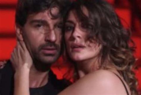 La bachata di elisa isoardi e raimondo todaro ha impressionato il pubblico a casa e la giuria di ballando che ha dato tutti 10. a 'ballando con le stelle' guillermo mariotto fa una ...