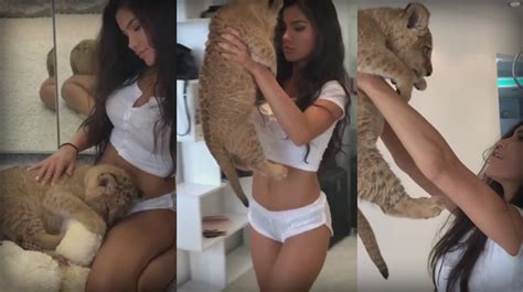 Pornographe femme belge nue mp4 film regarder en ligne et profiter ! Une brunette ultra-sexy veut rejouer une scène du Roi Lion ...