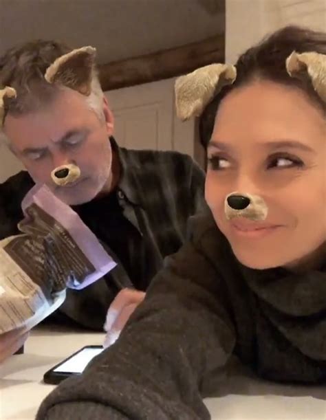 Nawet karmiąc dziecko można zrobić mostek! Hilaria Baldwin Instagram: Alec's wife poses without ...