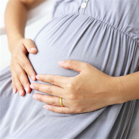 Senkwehen lassen den bauch nach unten rutschen, stellwehen verankern den kopf des babys im becken. Übungswehen: Wie fühlen sie sich an und wann treten sie ...