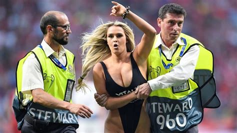 Wolanski trug ein aufschlussreiches teil mit. Kinsey Wolanski Jumping to the Field in the Champions ...