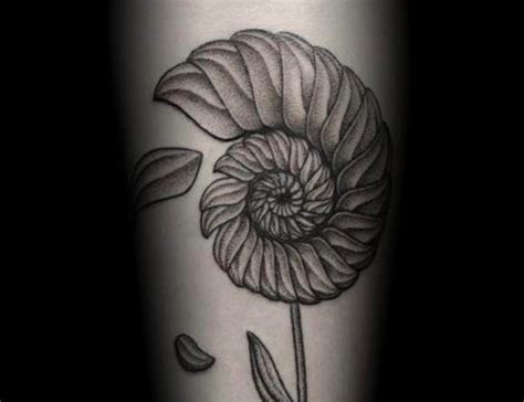 I fiori stilizzati di certo sono un'idea perfetta per coloro che decidono di rimanere sobri pur avendo un tatuaggio anche di grandi dimensioni sul proprio corpo, in questo genere di tatuaggi la particolarità sta proprio nei contorni: Tatuaggi fiori stilizzati: i disegni più belli - PassioneTattoo