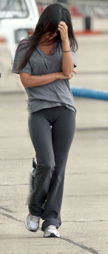 Celebrity, obvious, hilarious, camel toes. Yoga pant disaster - web-pants.com