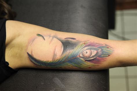 Some believe it began in the mediterranean region where the ends of the feathers represented the evil eye of the female demon lilith, who is the harbinger of misfortune, illness, and death. i want this BAD. | Feather tattoo design, Peacock feather ...