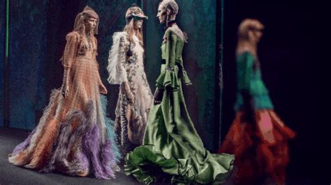 Under the creative direction of #alessandromichele gucci is redefined as a luxury brand with a contemporary. Gucci GIF | GIFs.nl