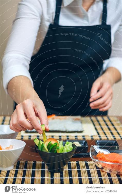 Aktuelle öffnungszeiten von sushi haus sowie telefonnummer und hier findest du die öffnungszeiten vom sushi haus restaurant, wegenerstraße 1 in essen, ebenfalls. Afroamerikanische Frau essen Sushi mit Stäbchen zu Hause ...