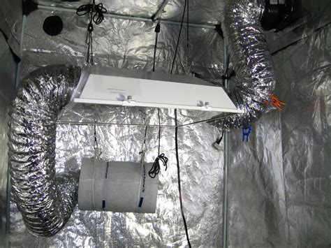 Dans des petites chambres de culture (moins d'un mètre carré), il peut être conseillé d'utiliser des dispositifs d'éclairage cfl ou led, qui sont souvent plus petits et plus compacts, et disposent de réflecteurs incorporés (ou, dans le cas des led, fournissent un éclairage unidirectionnel sans avoir du tout besoin de réflecteur). Garde ta chambre de culture la plus discrète possible