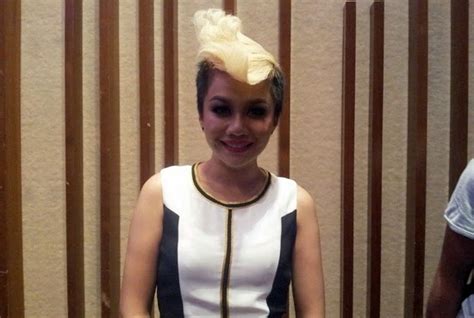 Mulai dari rambut yang panjang, sedang atau medium, dan juga rambut pendek. 3 Gambar: Fesyen Terkini Rambut Stacy Yang Sangat Pelik ...