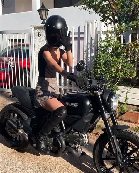 The bullitt's design is based on the very first full face helmet on the market: Bell Bullitt Motorcycle Helmet Review Video Video in ...
