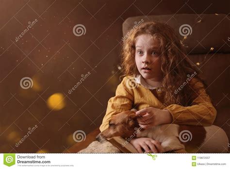 Soprattutto dopo che, approfondendo il profilo della ragazza, è emerso il suo amore per gli animali. Ragazza Dai Capelli Riccia Sorpresa Con Un Libro E Un Cane ...