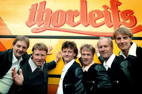Thorleif torstensson håller i guldskivan som bandet fått för albumet förälskade. Dansbandet Thorleifs läggs ner | Aftonbladet