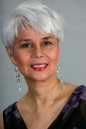 Peu importe la coupe de cheveux, la femme à 70 ans assume souvent ses cheveux gris ou blancs. +20 meilleures images de coupe de cheveux court femme 70 ...