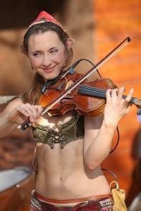 Rondborstige brunette wordt geneukt door een jonge kerel in een hotel. Hot Violinist plays Game of Thrones theme song (photos ...