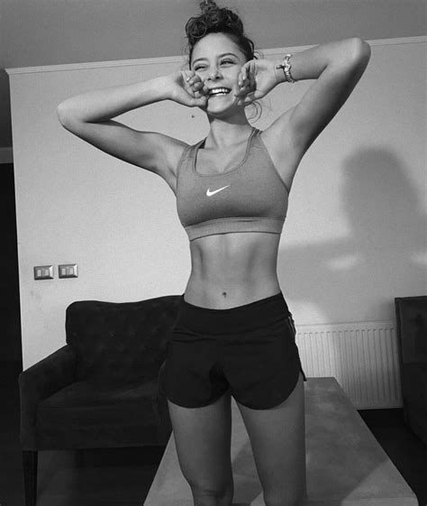 Auch wenn es der kurzhantel nicht unbedingt anzusehen ist, dass sie eines der nützlichsten trainingsgeräte: fitspo abs body inspiration | Fit girl motivation