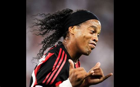Ronaldinho'yu şu video ve şu cümleden daha iyi tarif eden bir şey olamaz herhalde. Polémica - Ronaldinho Gaúcho vai casar-se com duas ...