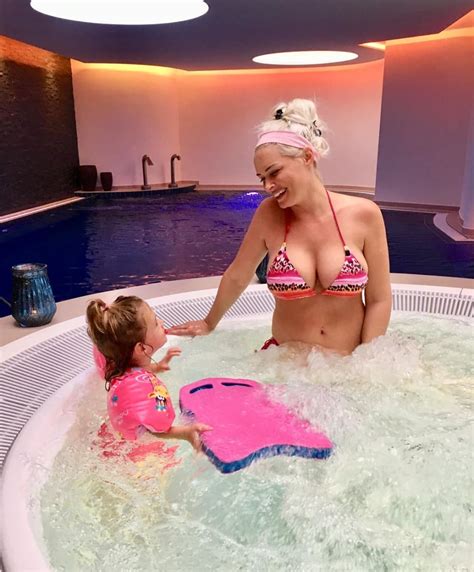In der schwangerschaft hat daniela katzenberger ganz schön zugelegt, mit viel disziplin und einer eisernen diät erreichte sie bis zur hochzeit mit ihrem. Daniela Katzenberger zeigt Mega-Dekolleté im Whirlpool