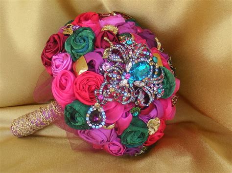 Roses bouquet online in india if you don't want to go wrong with roses, you are at the right place! How to Create the Perfect Brooch Bouquet | Emmaline Bride