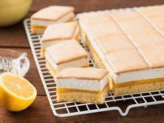 Nun streicht ihr den teig auf ein gefettetes backblech und backt ihn im ofen ca. Zitronen Butterkeks Kuchen vom Blech / Schnitten mit ...