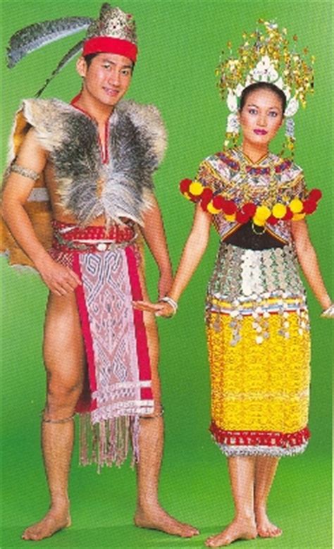 Gambar di samping adalah gambar sepasang pengantin yang mengenakan pakaian adat melayu. Sarawak - Pakaian Tradisional Kaum-Kaum Di Malaysia