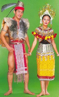 Selain itu, ia juga termasuk baju kebaya, celana, kain sarung, samping dan selendang. Sarawak - Pakaian Tradisional Kaum-Kaum Di Malaysia