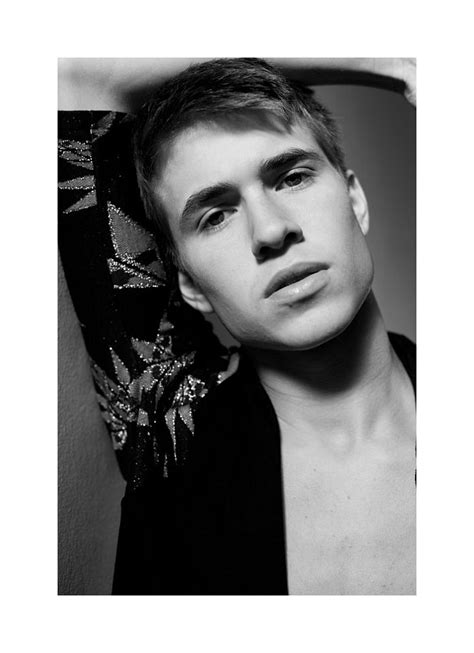El lenguaje de nico gonzález , ilustrador chileno, no cuesta de entender. Fresh Face | Nico Gonzalez by Diego Roldan | The Fashionisto
