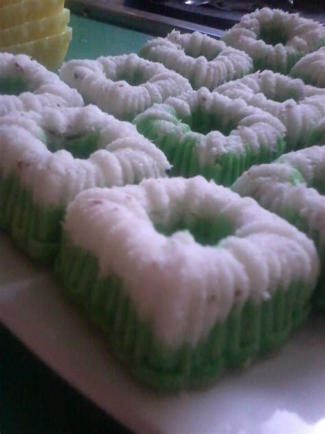 Mixer telur dan gula hingga mengembang. Cara Membuat Kue Putu Ayu Jumbo 1 Telur : Kue Putu Ayu ...