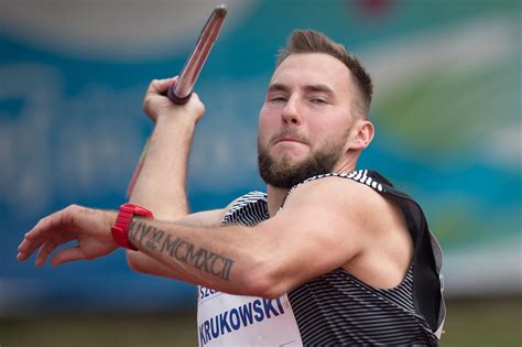 Rzut młotem, konkurencja w której wielkie sukcesy odnoszą polacy, spychana jest coraz bardziej na margines przez światową federację lekkoatletyczną (world athletics). Genialny rzut! Marcin Krukowski pobił 15-letni rekord ...