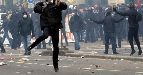 Pe okazii.ro vei cumpara imagini si carti din franta intotdeauna in deplina siguranta. IMAGINI LIVE: Proteste violente în Franța! Gaze ...