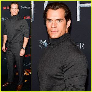 War mega cool drauf bei der the witcher premiere in london autogramme findet new girlfriend? Henry Cavill's Muscles Fill Out His Turtleneck Sweater at ...