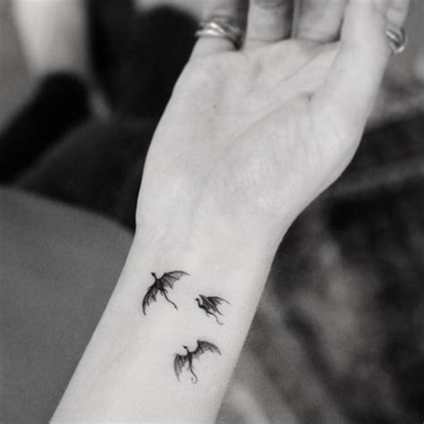 Emilia clarke has a bee tattooed on her little finger on the right hand. emilia clarke tattoo | Tumblr