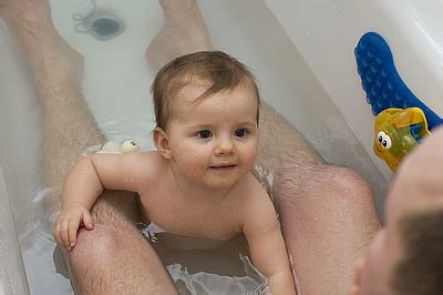 Insofern wird eine baby badewanne zwar möglicherweise nicht lange verwendet, aber die vorteile sowie die oft günstigen preise sprechen definitiv für den kauf eines. Wann können Eltern mit ihrem Baby zusammen baden? - Baby Blog