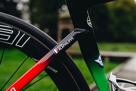 All zwifters will be riding the sl7 during these julian alaphilippe stole the hearts of fans around the world as he lit up the 2019 tour de france with. La Specialized Tarmac SL7 arcoíris de Alaphilippe