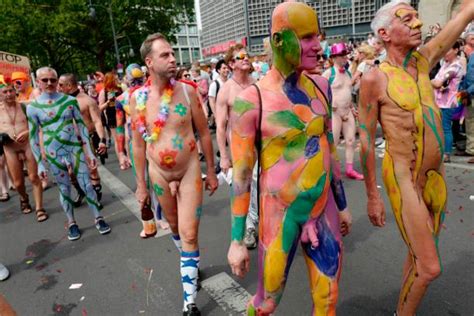 18.09.2021 die pandemie hält uns auch in diesem jahr in bewegung. Participants with painted bodies take part in Berlin's ...