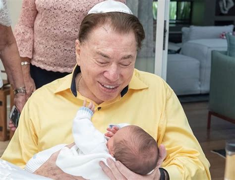 Silvio santos, de 89 anos, que estava afastado do sbt desde o início da pandemia de coronavírus, voltou com a corda toda e a língua mais solta do que nunca. Silvio Santos vira vovô coruja em cerimônia de circuncisão ...