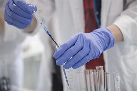 Żądamy skutecznej szczepionki, a nie eksperymentowania na nauczycielach i pracownikach oświaty! Szczepienia przeciw COVID-19 dla nauczycieli akademickich ...
