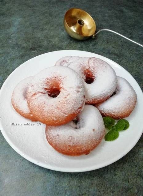 Donat adalah salah satu panganan atau camilan yang mempunyai bentuk unik seperti cincin, yakni bulat dengan coakan lubang di setelah donat dingin, olesi donat dengan mentega. Cara Membuat Donat Dengan Bahan Seadanya / 3 Cara Membuat ...