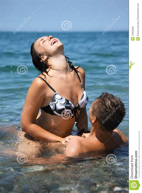 Trouvez des images de femme nue. Femme Chaude S'asseyant à Califourchon Sur L'homme En Mer ...