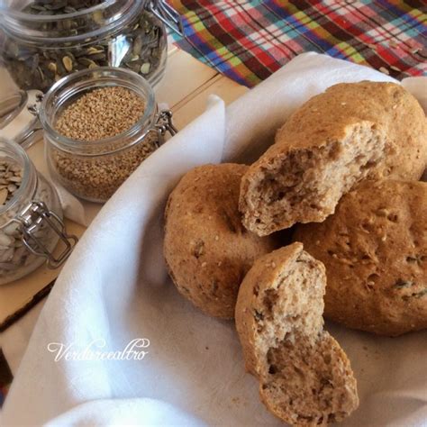 Ha una funzione diversa da chi si occupa dei primi e dei secondi, perché le casseruole pesano. Pane Al Farro con Semi - Verdureealtro