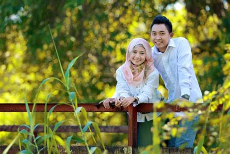 Padahal, foto prewed dengan konsep hitam putih ini banyak keuntungannya lo. 64 Foto PreWedding Muslim Outdoor Unik ~ Ayeey.com