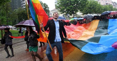 Raquel herrera interpreta a dependienta transfóbica. Dia Internacional contra a Homofobia e Transfobia - Fotos ...