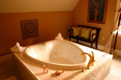 Bath bombs and bath salts, along with a good soak in the tub is one perfect way to truly relax. Heart-shaped jacuzzi bathtub for two in Lord Byron's Attic ...