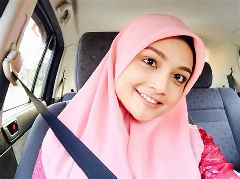 Pelakon jelita yang juga bekas peserta dewi remaja bernama izara aishah ini sudah pun dikurniakan anak pertama hasil perkahwinan dengan suaminya, adib. Foto Cikgu Aishah Lepas Hijab Menuai Kritik