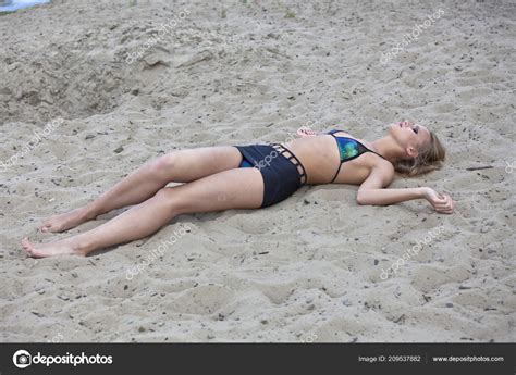 It shows a woman wearing all black running up behind the victim. Scripted Crime Scene Beach Young Woman Lying Dead Bikini — Stock Photo © eddiephotograph #209537882