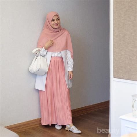 Warna dusty pink juga asyik dipadupadankan dengan warna emas yang biasanya cukup rumit untuk dimunculkan. Tips Padu Padan Atasan dengan Rok Plisket Kekinian ala Shireen Sungkar