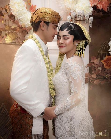 Tema foto prewedding semakin banyak dengan semakin berkembangnya sosial media, dengan tips menentukan tema prewedding yang tepat untuk hasil sedangkan jika memilih foto dengan tema adat jawa, bisa mengunakan makeup yang bold ataupun flawless dengan sanggul klasik yang dapat. Prewedding Klasik Jawa : R2zabcxvdmdhjm - Sentuhan jawa ...