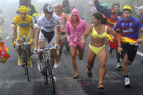 A spectator stretched out a little too far onto the course with their sign and tripped up cyclist tony martin, causing a mass of bikes and bodies to pile up as a result. 10 reasons to be a Tour de France spectator