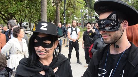 Se il bambino lo apprezza e si rilassa, è possibile metterlo nella vasca ogni giorno ma, in caso contrario, sarà sufficiente farlo due o tre volte ogni settimana. Bari, mamma e figlio travestiti da Zorro: "Insieme contro ...