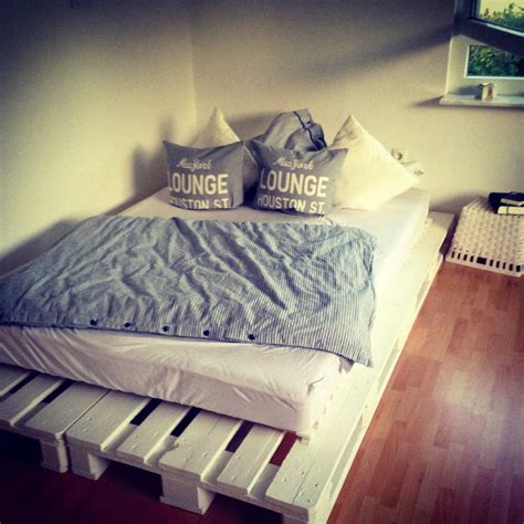 In unserem ausführlichen ratgeber findest du eine schritt für schritt bauanleitung und alles was du für den bau von einem bett aus europaletten. DIY Bett aus Europaletten... | Europaletten bett, Diy bett, Bett aus paletten